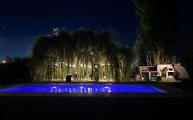 Casa estilo campo con parque y pileta